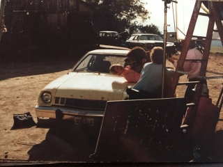 Dee Wallace zaatakowana przez Garyego Morgana w kostiumie Cujo - obrazek