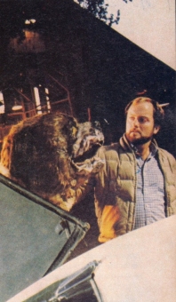 Specjalista od efektĂłr Peter Knowlton z mechanicznym Cujo - obrazek