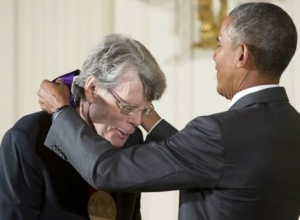 Stephen King - National Medal of Arts 04 - obrazek