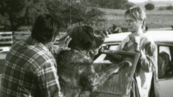 Trener Karl Lewis Miller, jeden z jego BernardynĂłw oraz Dee Wallace - obrazek