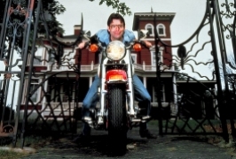 Stephen King przed domem w Bangor, Maine