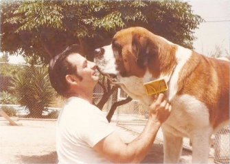 Trener Karl Lewis Miller i Daddy - jeden z psĂłw ktĂłry wcielaĹ siÄ w Cujo - obrazek