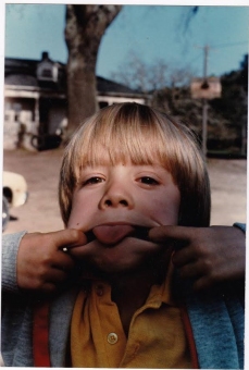 Danny Pintauro (Thad) wygĹupia siÄ na planie Cujo - obrazek