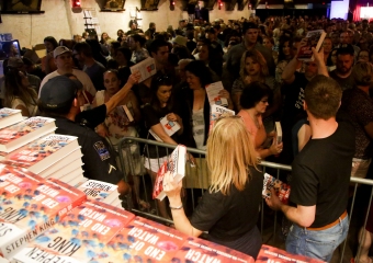 End of Watch Book Tour (Tulsa 2016-06-15) (zdjÄcie Jessie Wardarski) - obrazek